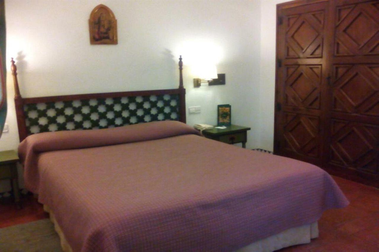 Parador De Guadalupe Γουαδελούπη Εξωτερικό φωτογραφία